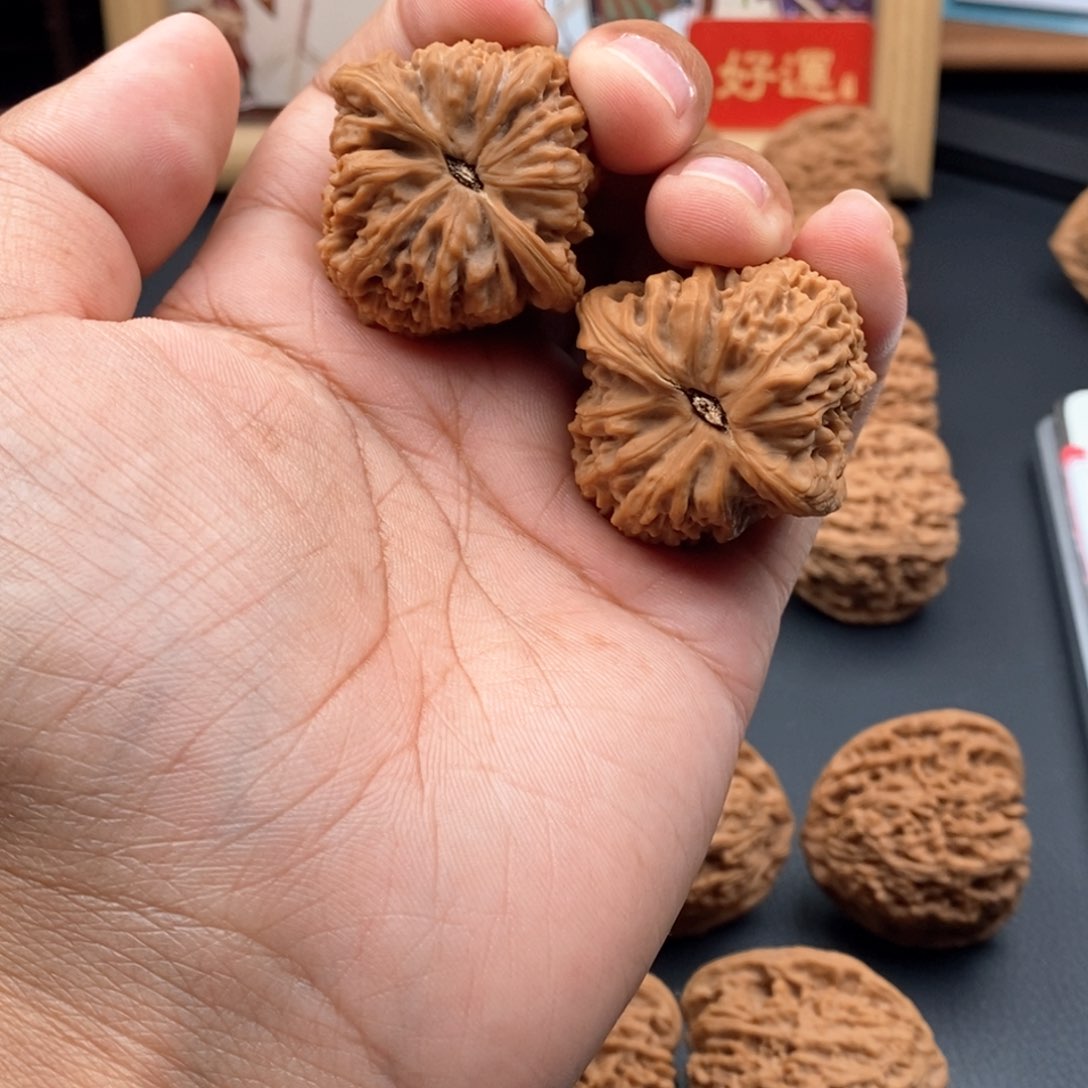 文玩核桃吊坠差****哥好运南将石文玩核桃