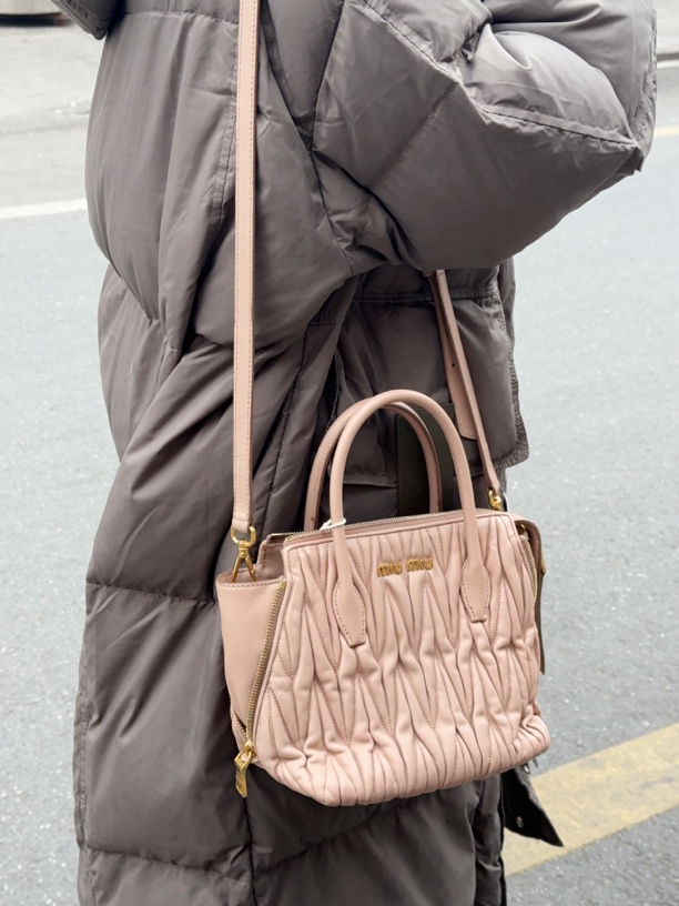 95新 MIU MIU/缪缪 缪缪裸粉色手提斜挎包