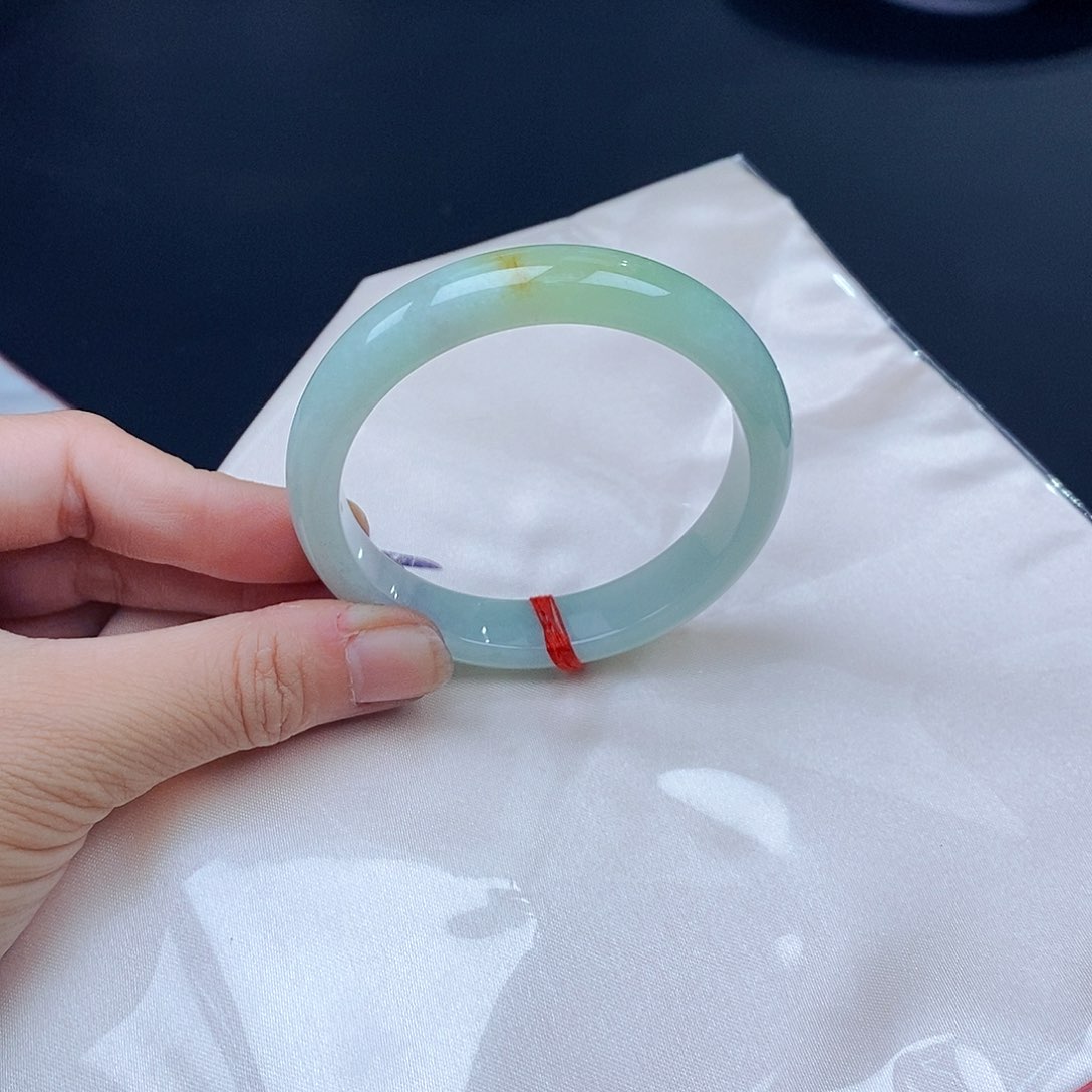 翡翠手镯未镶嵌翡翠