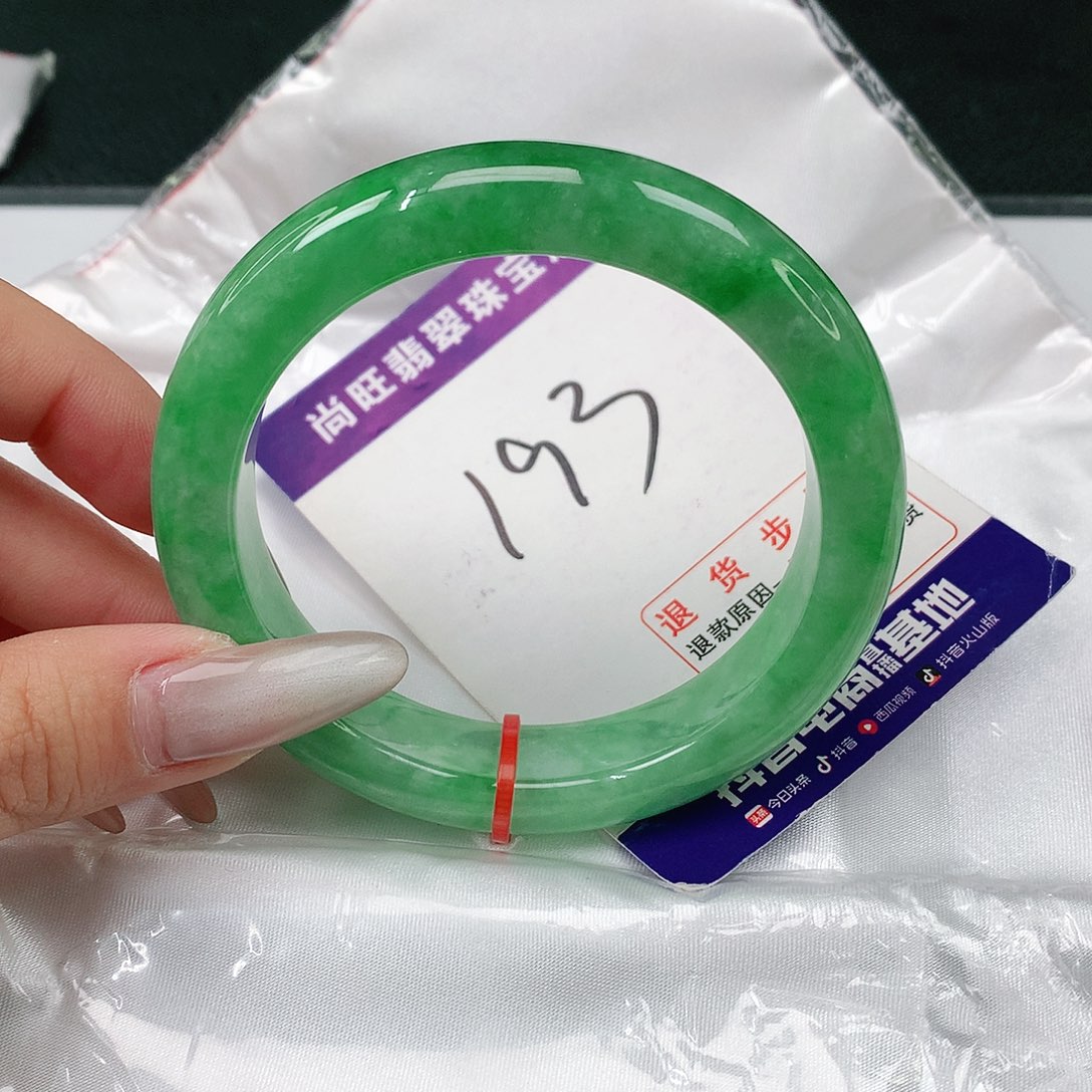 翡翠手镯未镶嵌翡翠12