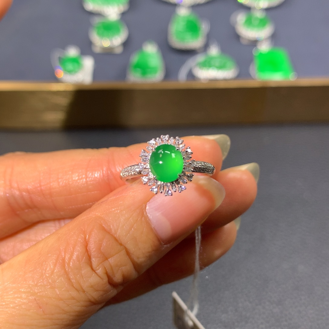 翡翠戒指18K金镶嵌翡翠