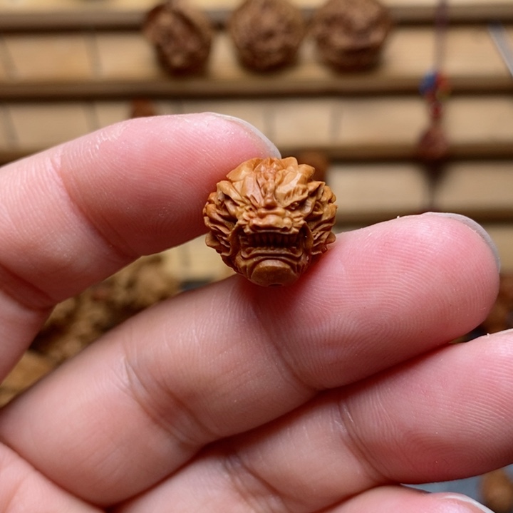 龙纹桃核雕刻龙三通