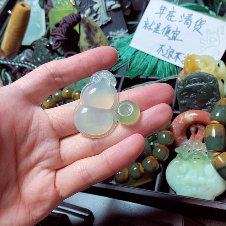 蛇纹石玉颈饰合金