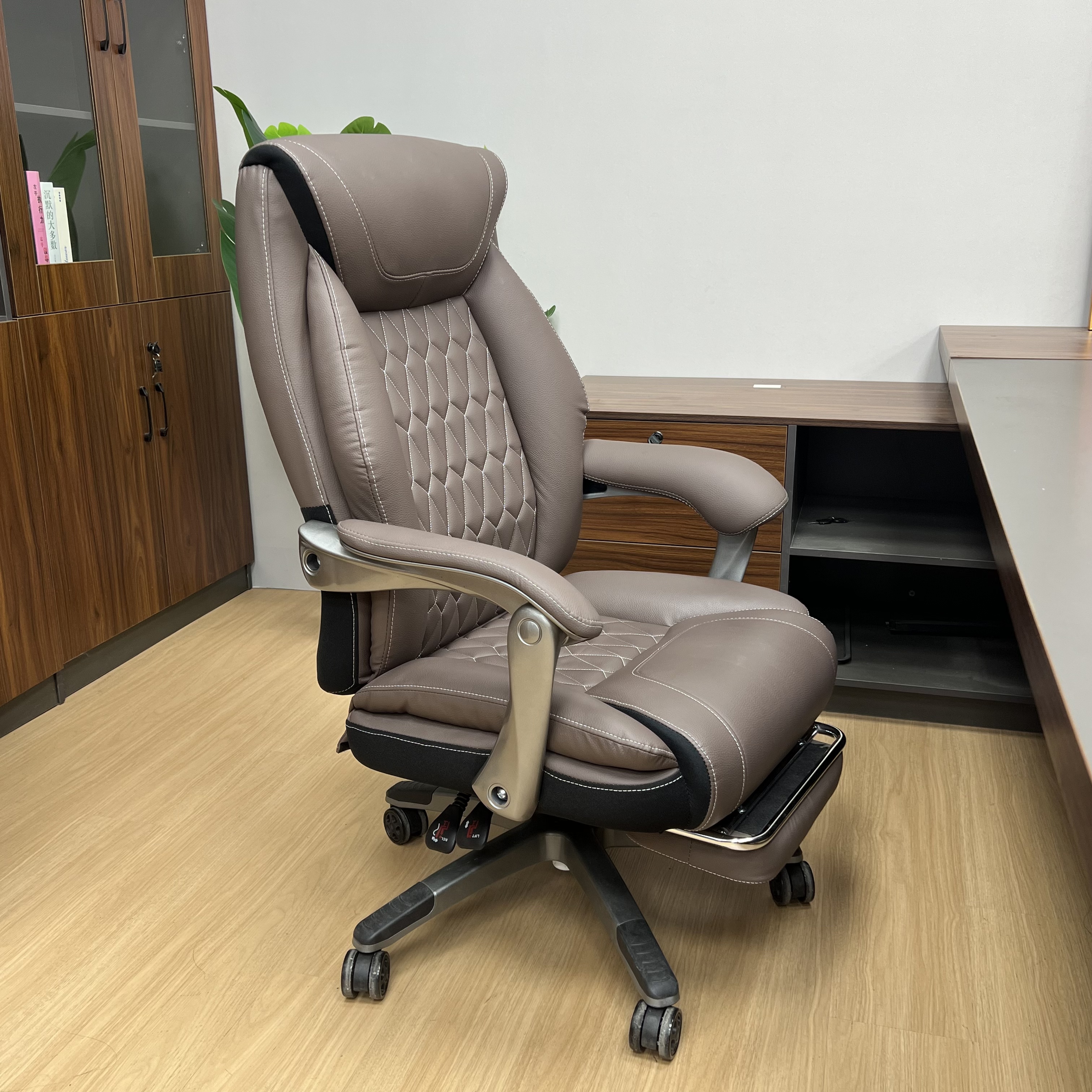 真皮老板椅午睡椅舒适椅子可躺办公椅舒适久坐座椅家用大班椅8002