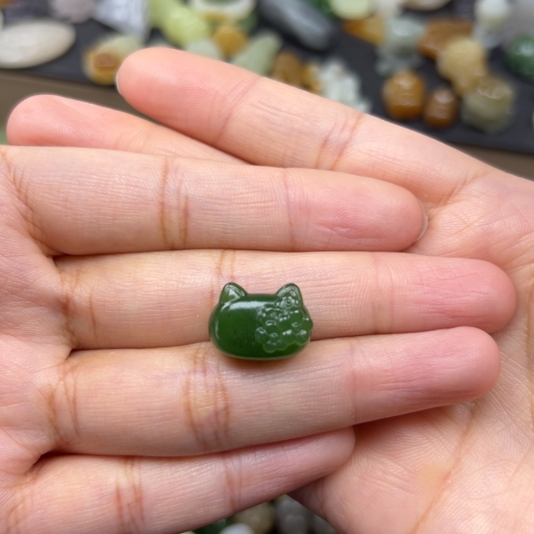 茉***陌和田玉未镶嵌颈饰