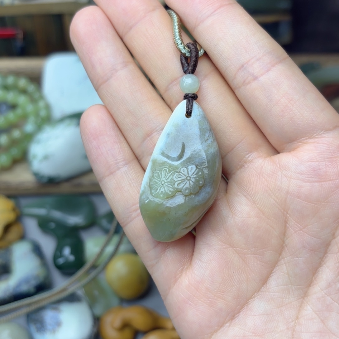 透闪石质玉未镶嵌颈饰