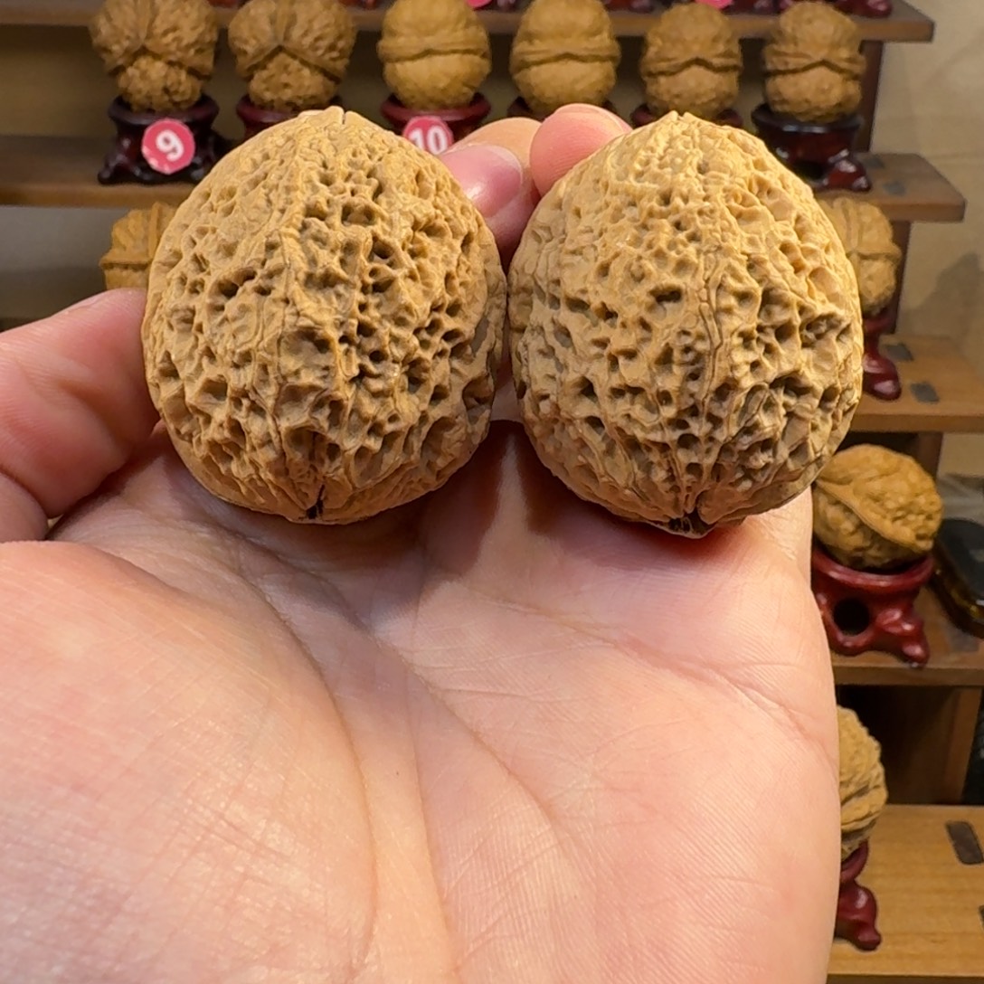 铁核桃把件蚂蚁纹铁狮子