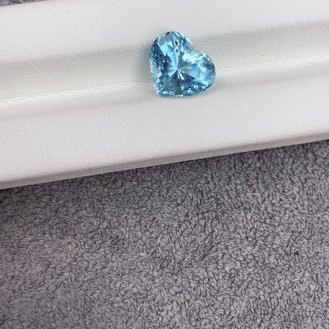 海蓝宝石裸石未镶嵌5.74Ct。  