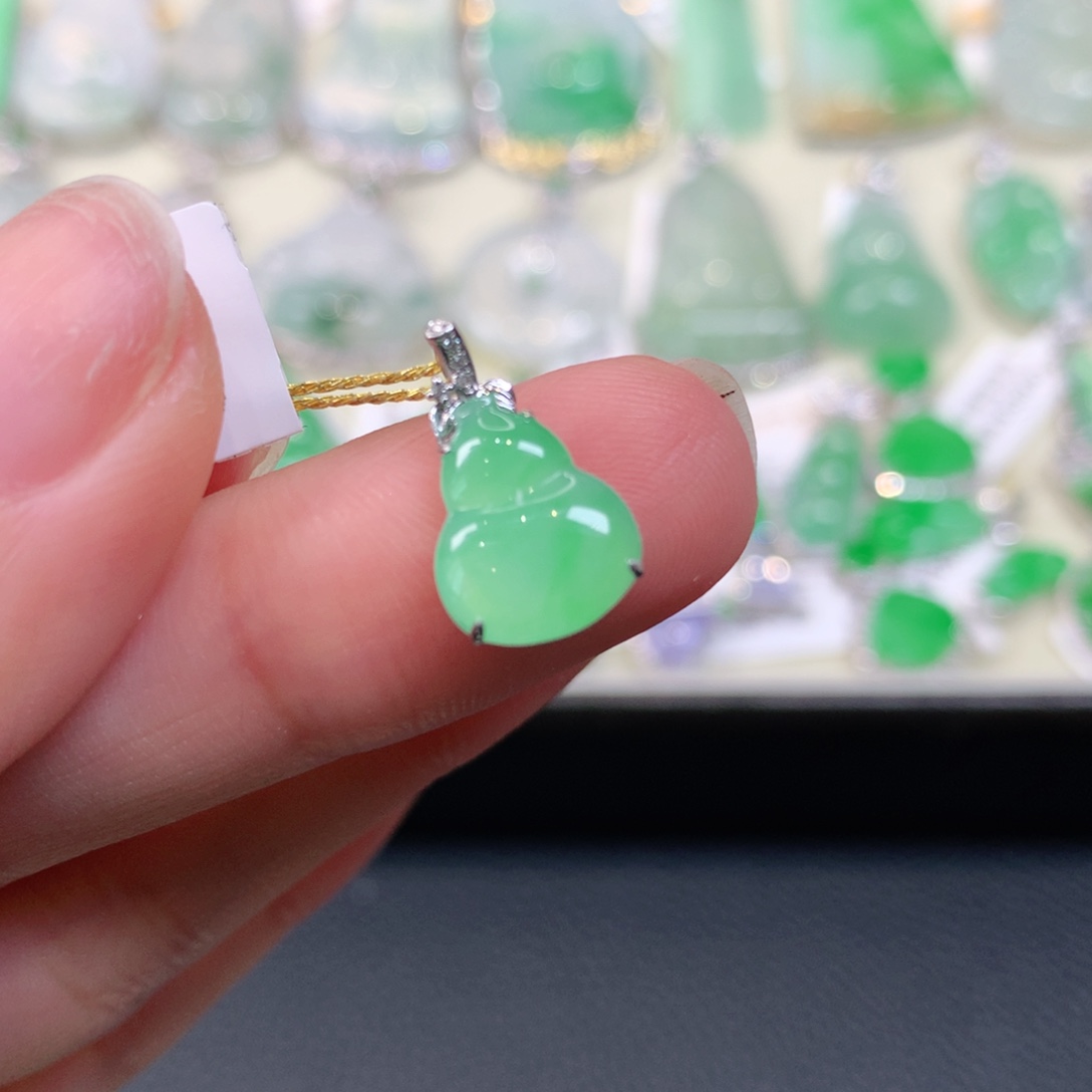 翡翠18K金镶嵌颈饰