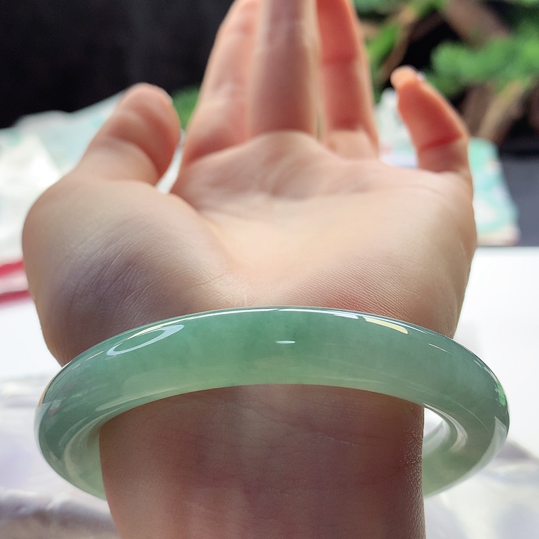 翡翠手镯未镶嵌天然翡翠56-57卡双十左右甜果绿圆条推荐