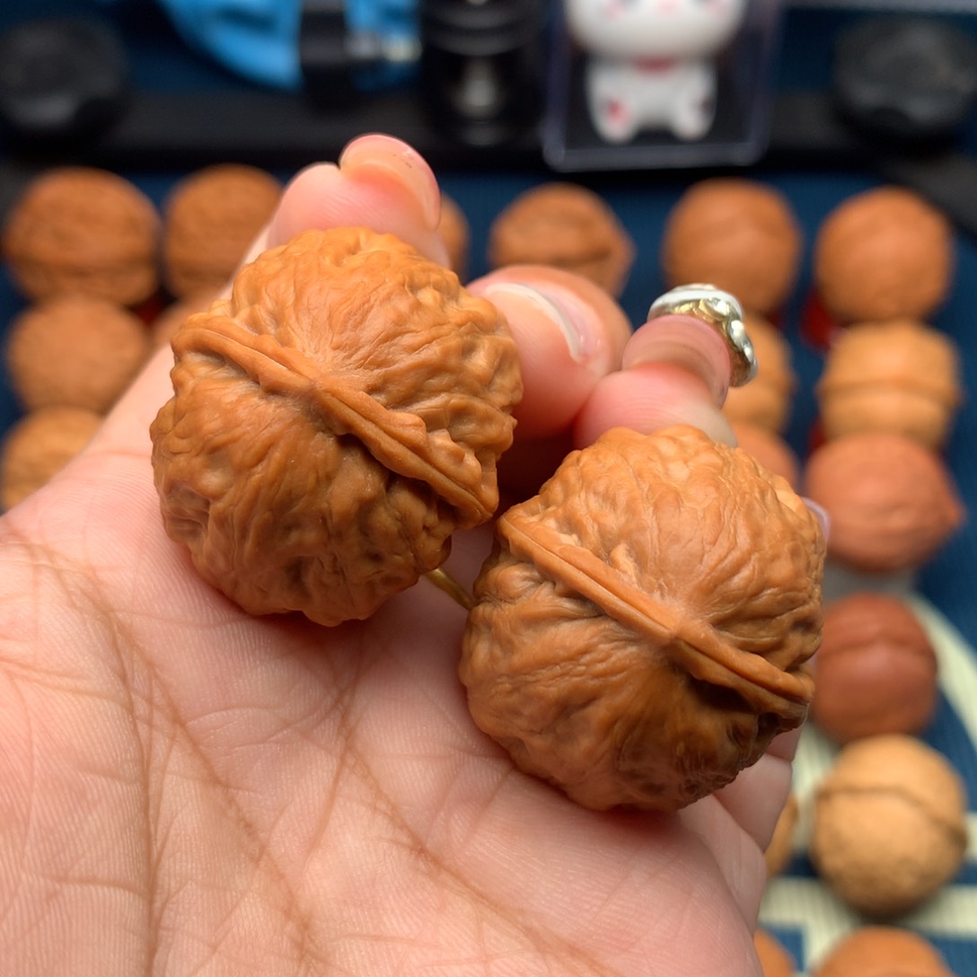 文玩核桃把件绣球元宝