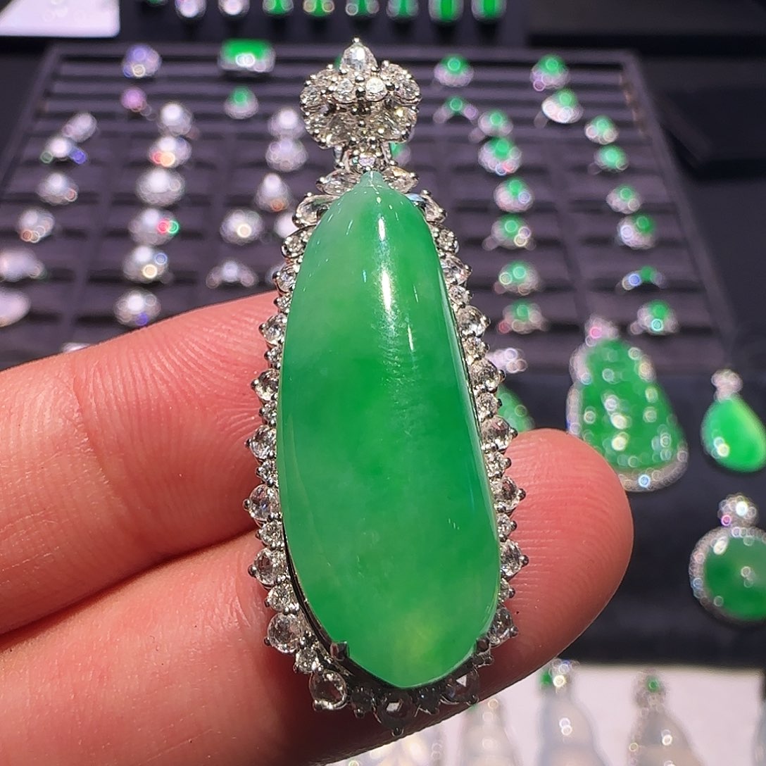 翡翠18K金镶嵌颈饰吊坠