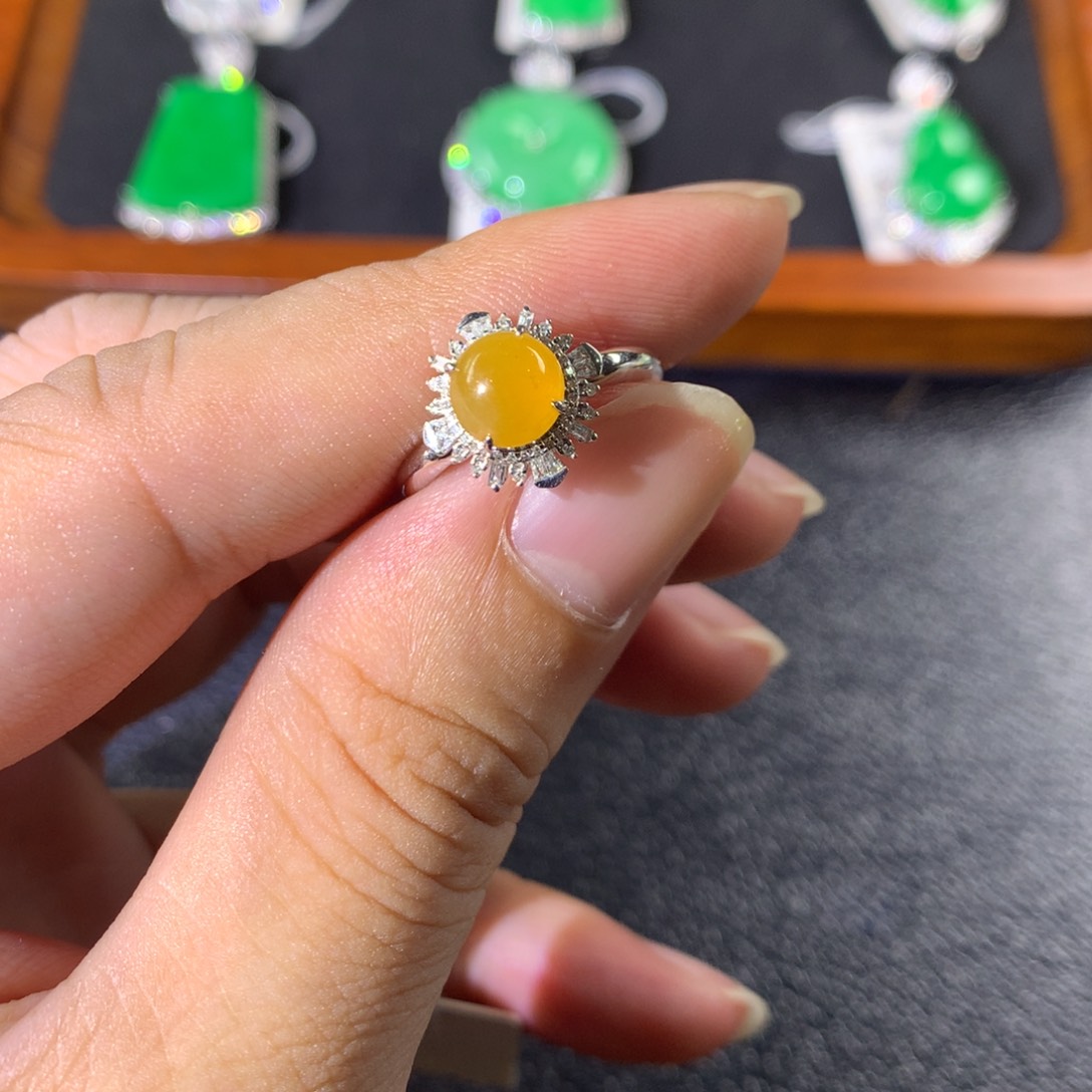 18K金镶嵌戒指翡翠翡翠