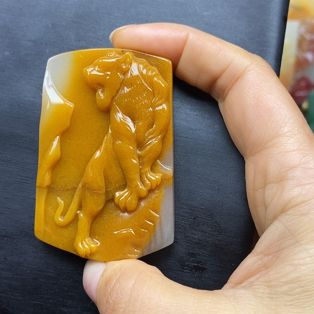 石英质玉（黄龙玉）颈饰未镶嵌