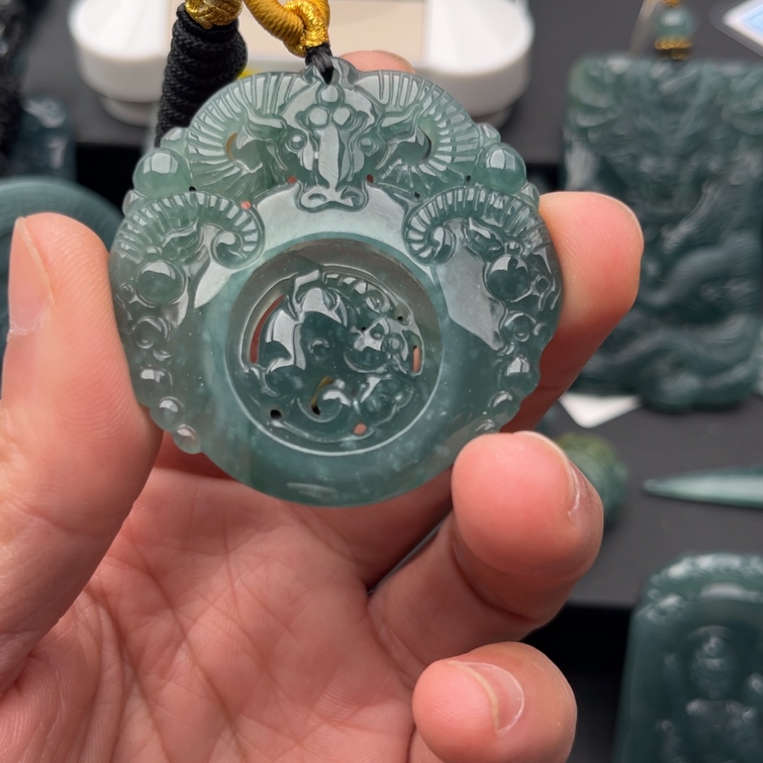 翡翠未镶嵌颈饰三阳开泰