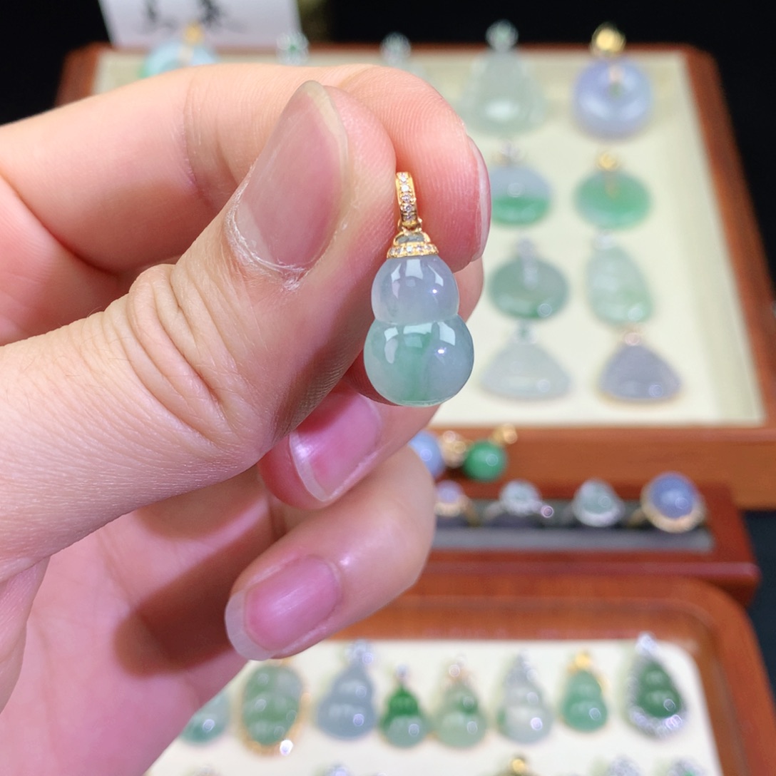 翡翠颈饰18K金镶嵌天然a货翡翠吊坠