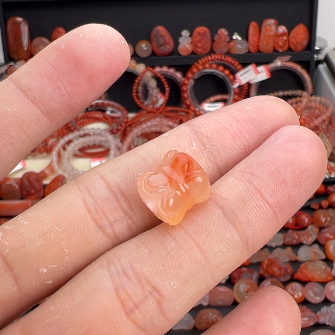 南红玛瑙未镶嵌颈饰并蒂莲