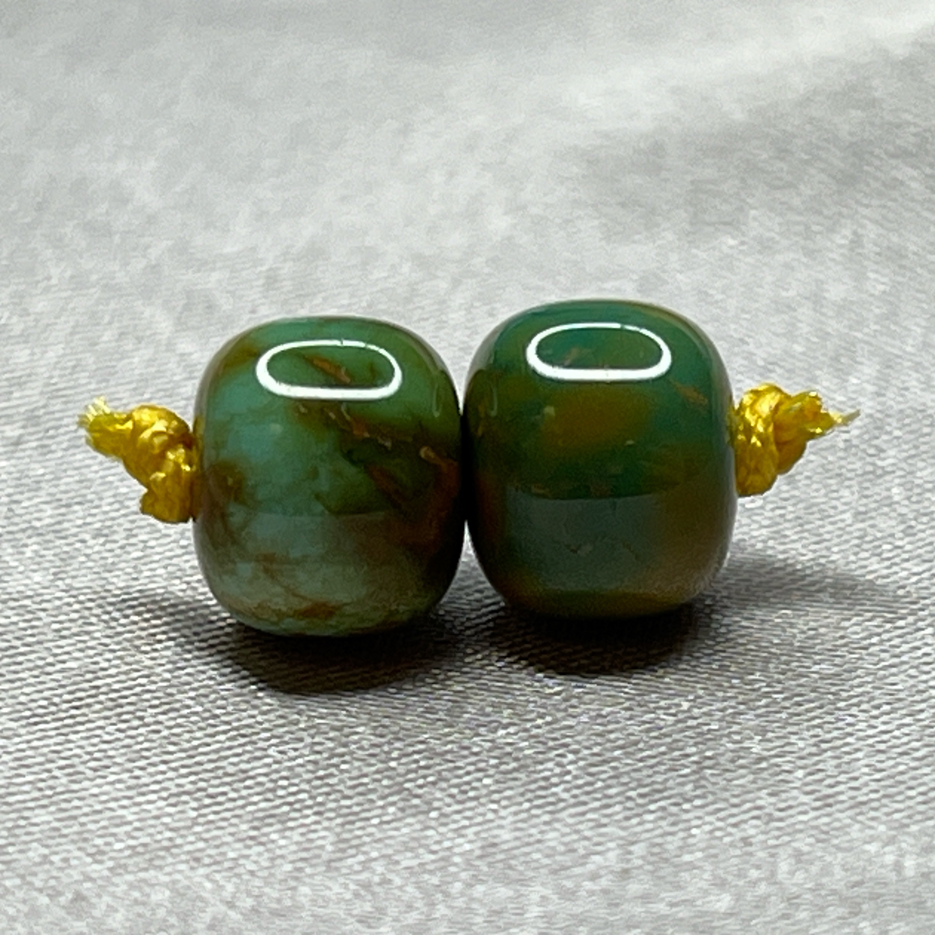 特色绿松对老型珠，尺寸8.2x7mm重1.62克