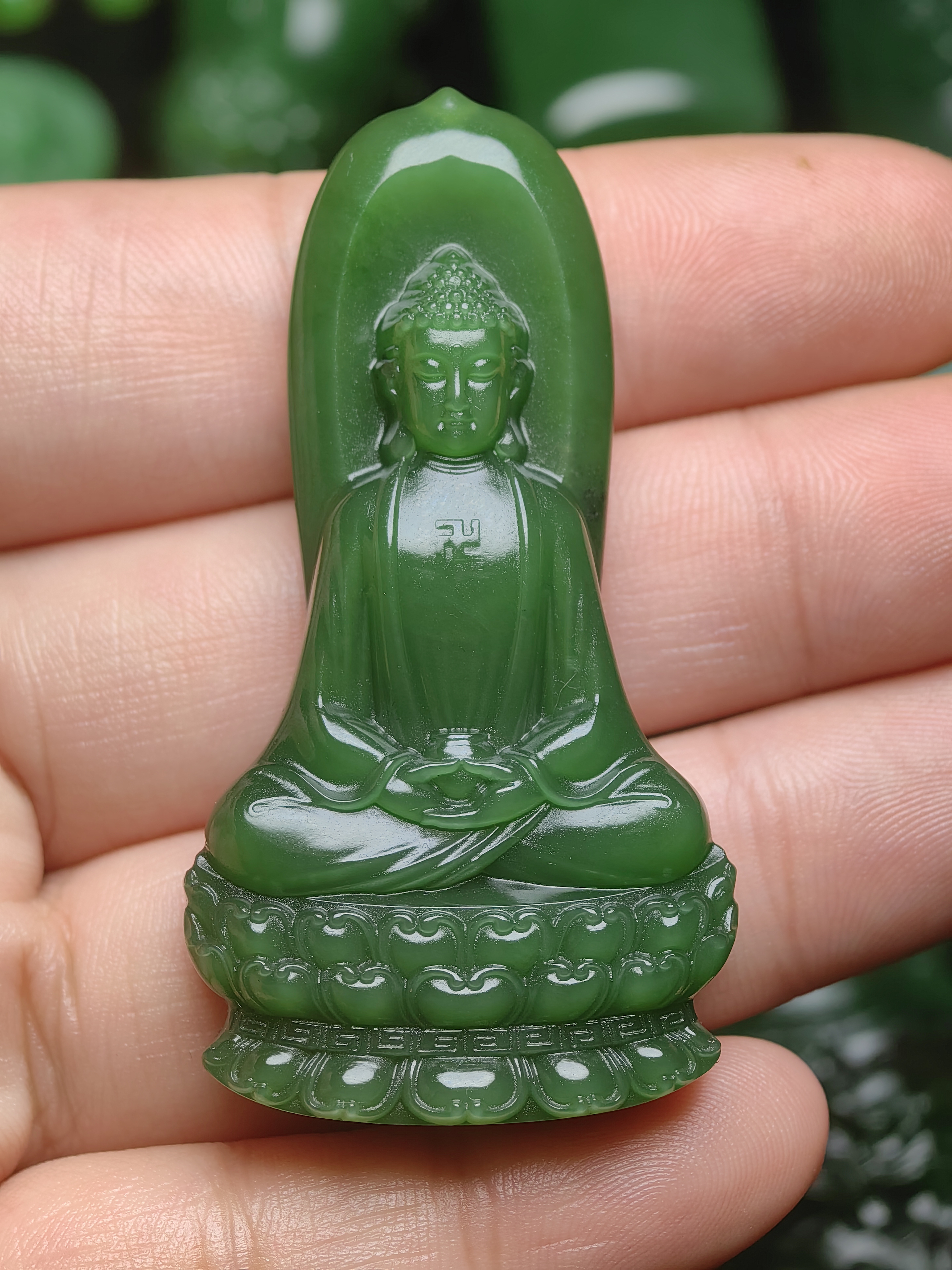 玉质细腻油润雕工精湛俄碧吊坠