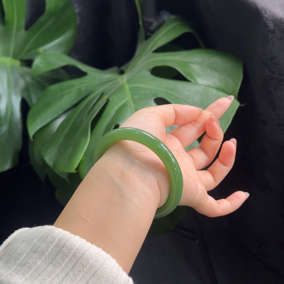 和田玉（碧玉）未镶嵌手镯嫩粉阳绿