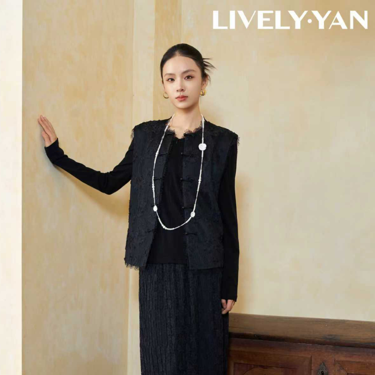 俪妍【LIVELY·YAN】25秋季款国风马甲40144中国风提花黑色复古中式
