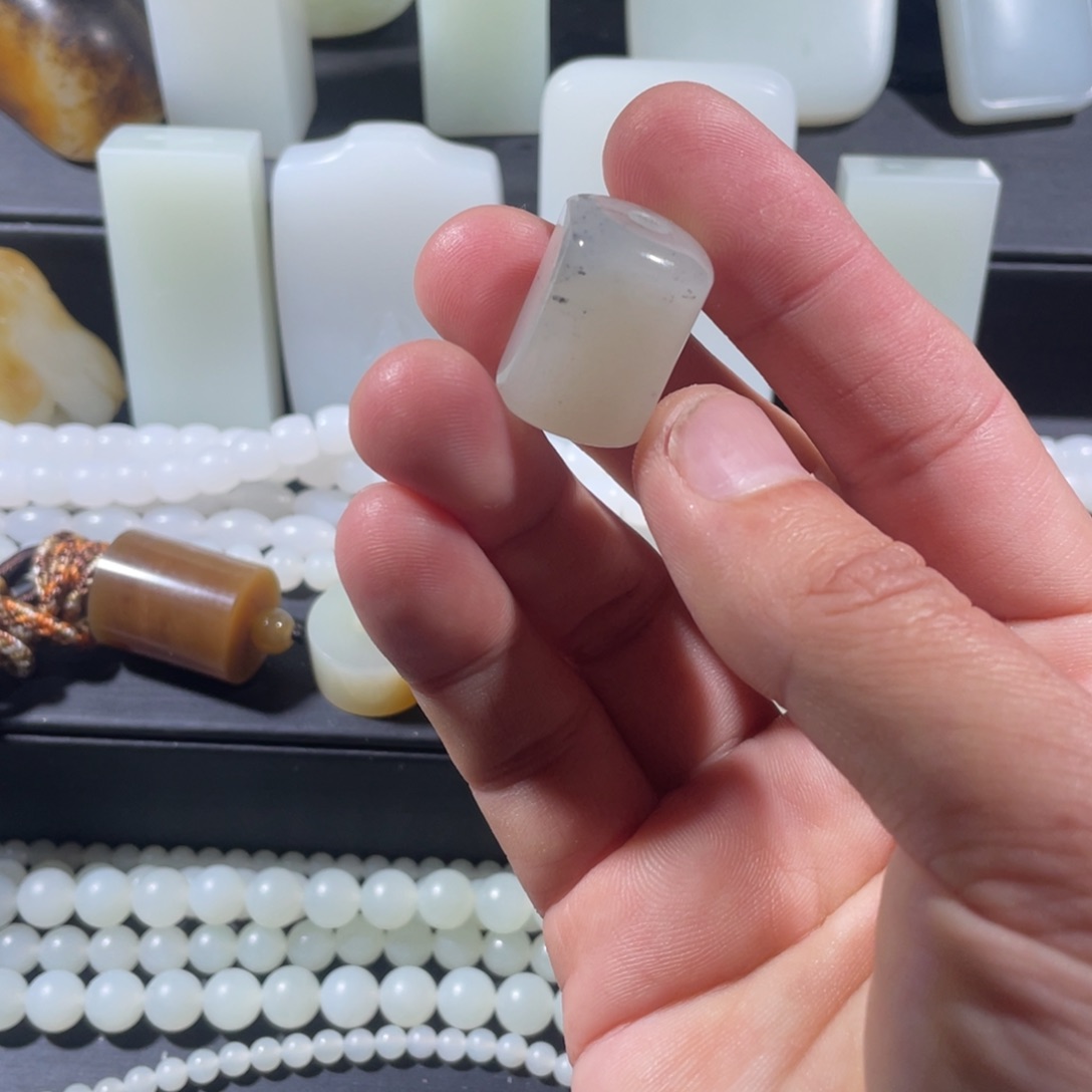 和田玉未镶嵌颈饰桶珠