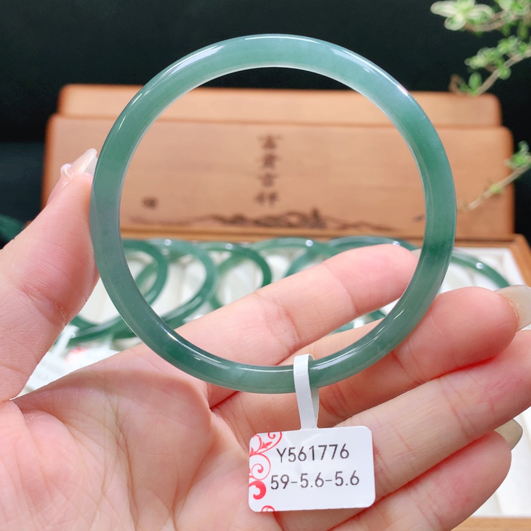 翡翠手镯未镶嵌天然