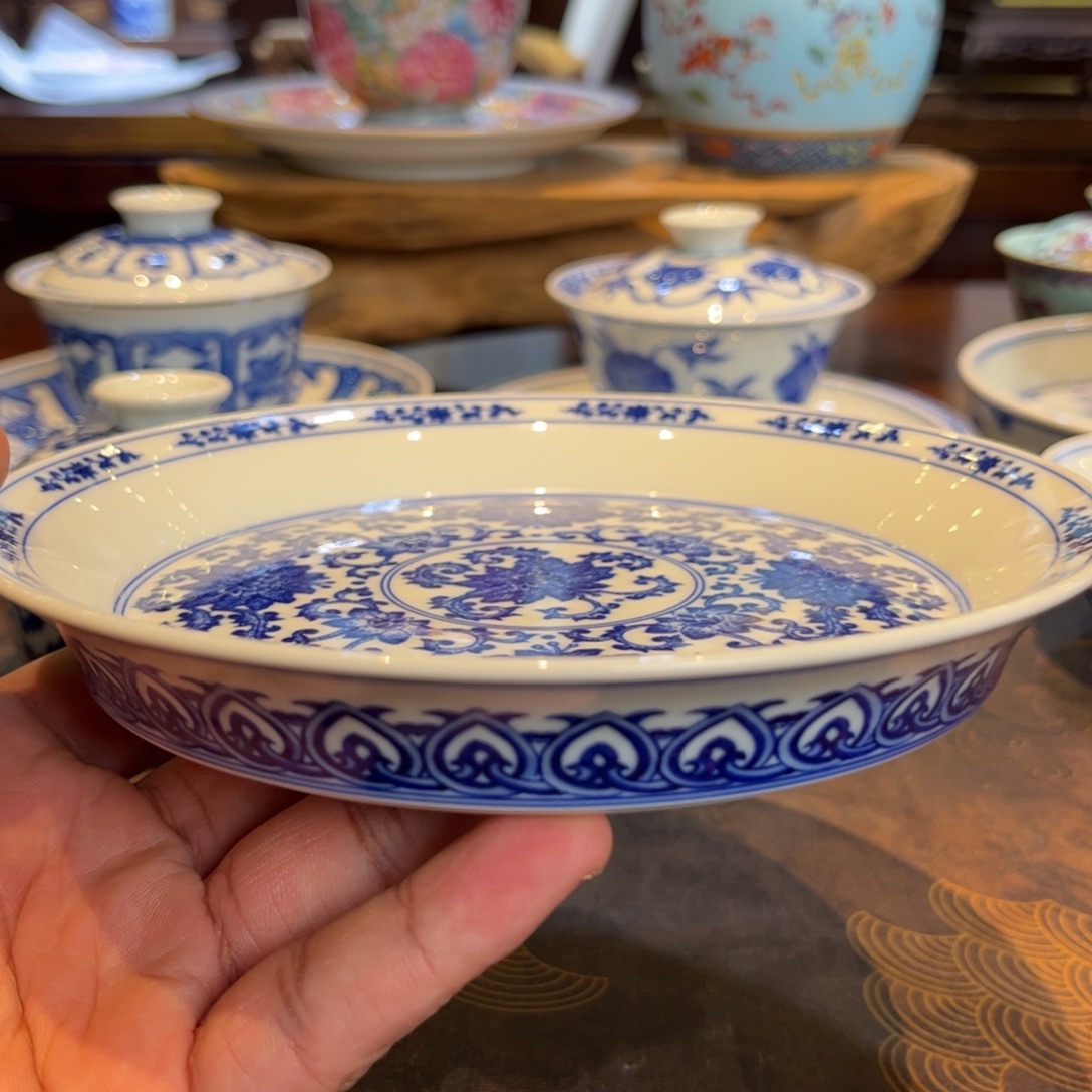 青花缠枝莲壶承一块