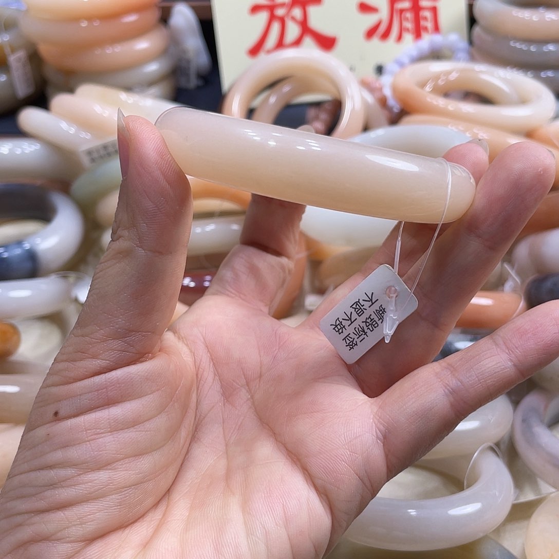 未镶嵌手镯石英岩玉?