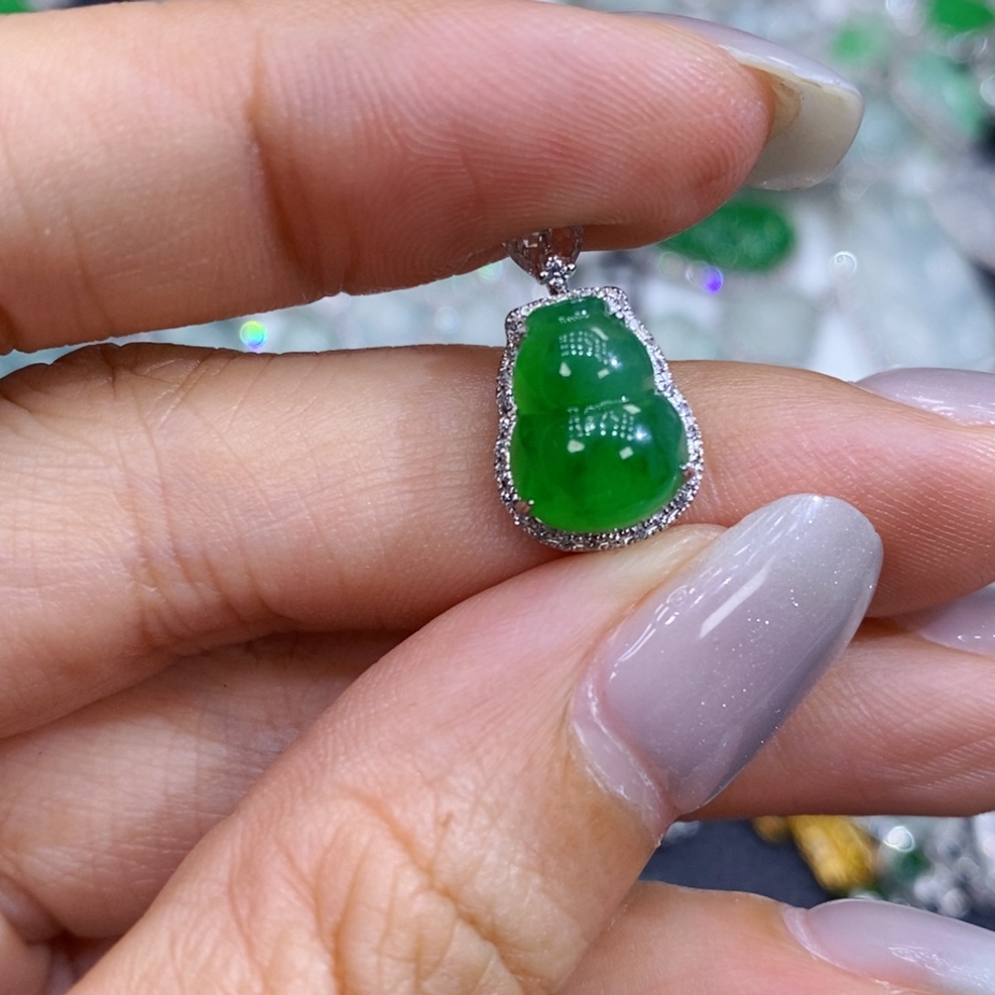 翡翠18K金镶嵌颈饰