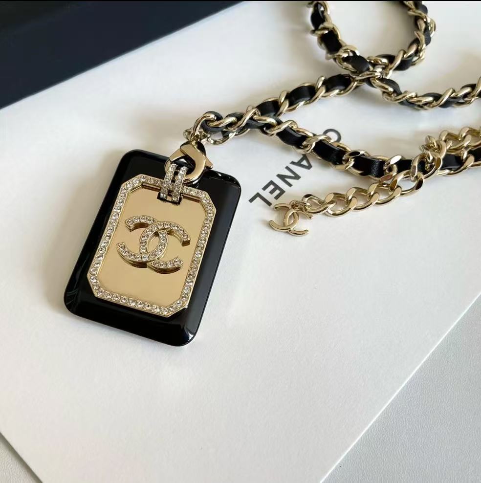 95新 Chanel/香奈儿 黑金亚克力铭牌项链 
