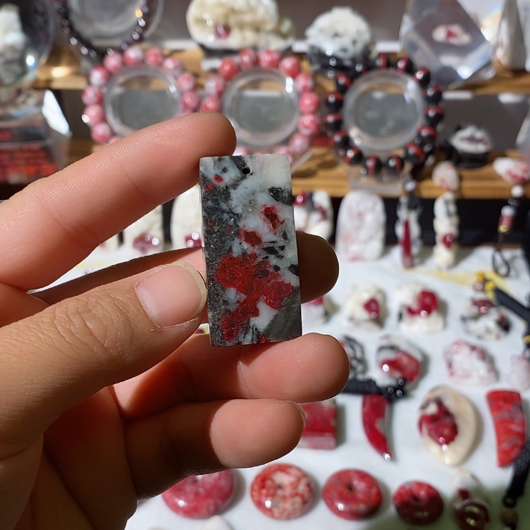 天然辰砂原石晶体无事牌
