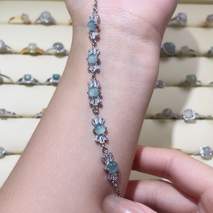 翡翠未镶嵌颈饰戒指