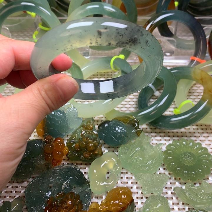 蛇纹石玉手镯58圈口微瑕未镶嵌
