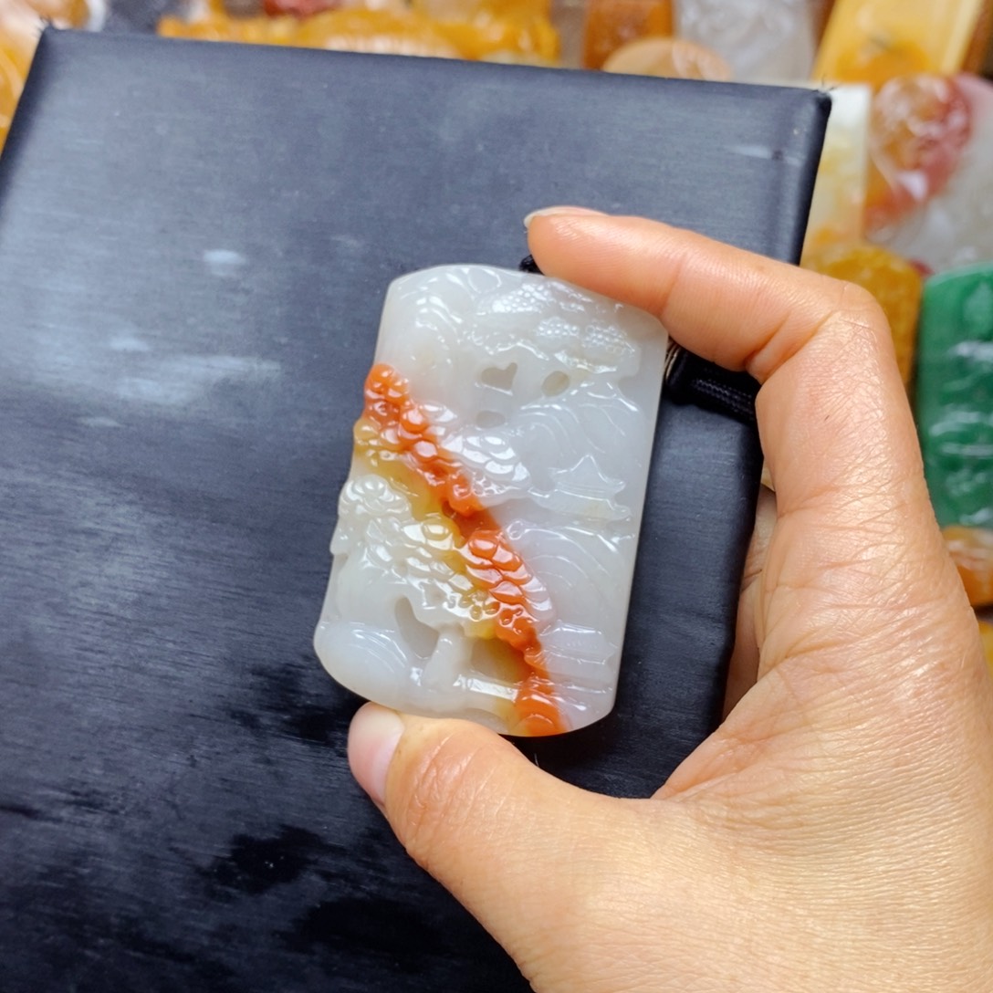 石英质玉（黄龙玉）颈饰未镶嵌