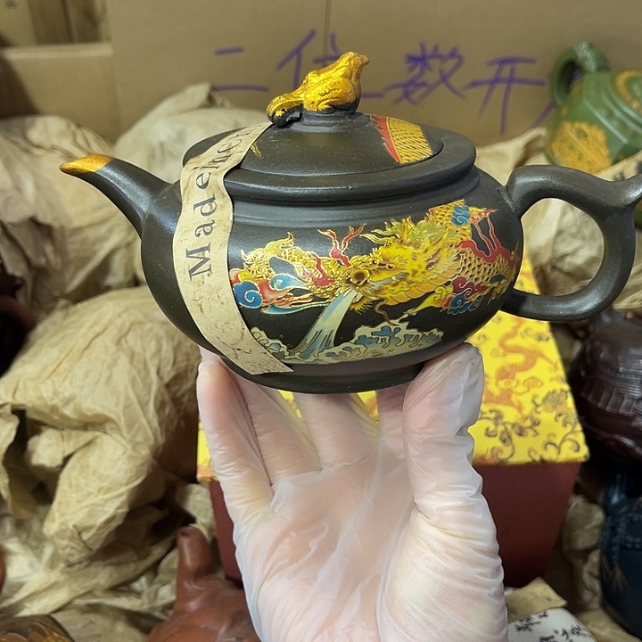 紫砂茶壶原矿泥料，手工制作的一把紫砂壶。