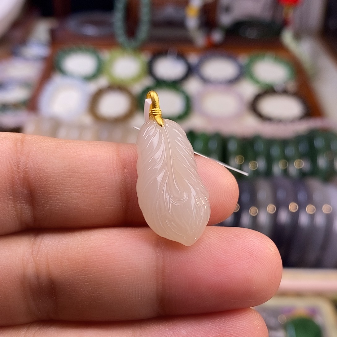 颈饰未镶嵌和田玉熟藕粉脂膏级老料红粉金镶羽毛吊坠