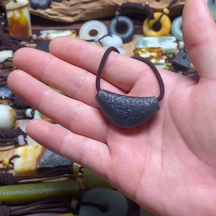 蛇纹石玉挂件未镶嵌