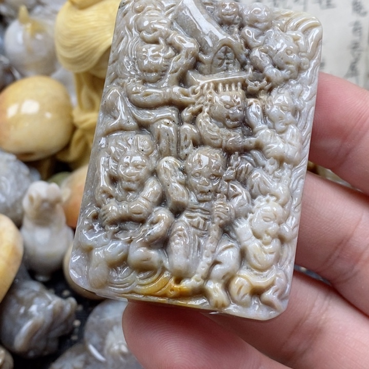 颈饰未镶嵌硅化珊瑚（珊瑚玉）有瑕