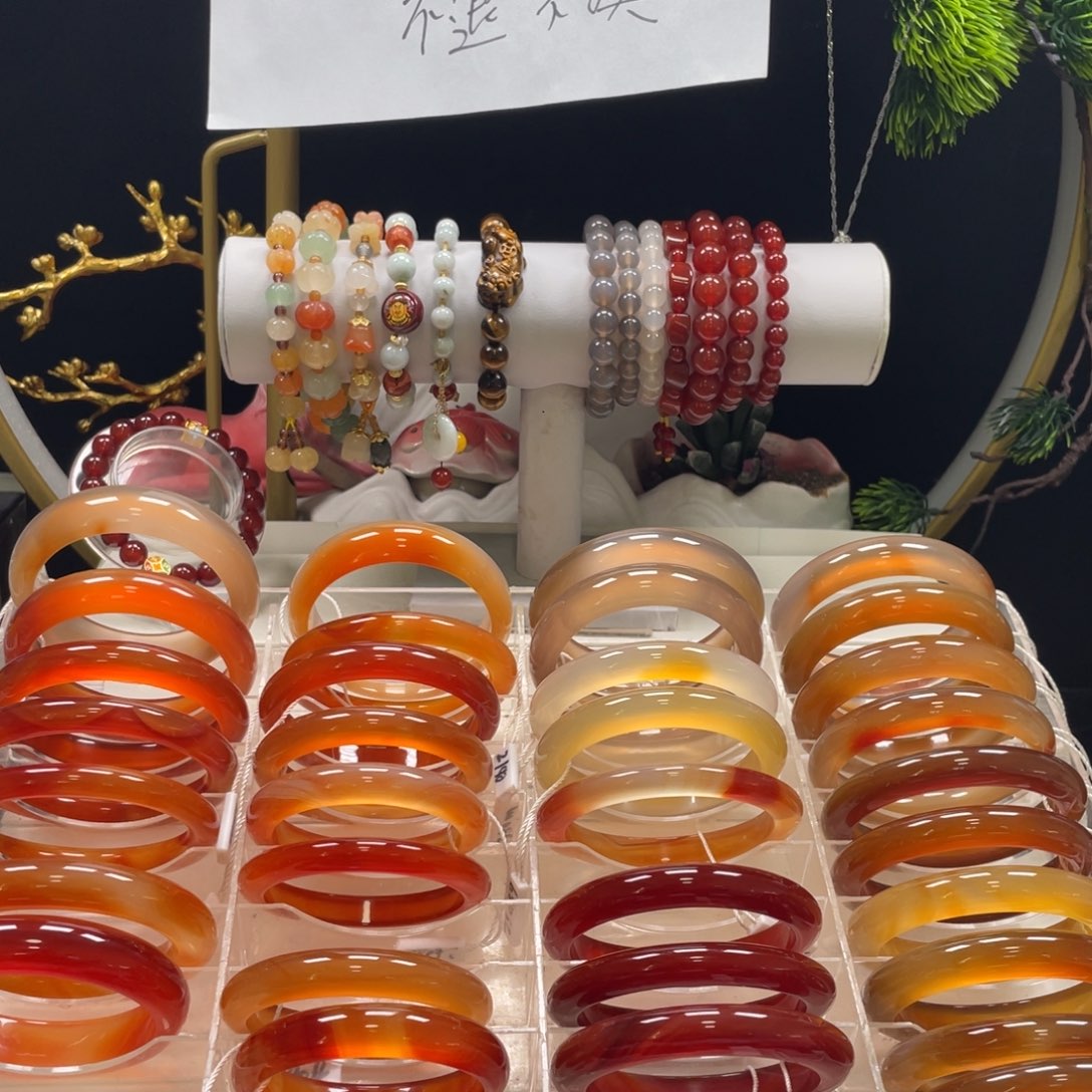 玛瑙/玉髓手镯未镶嵌一**利