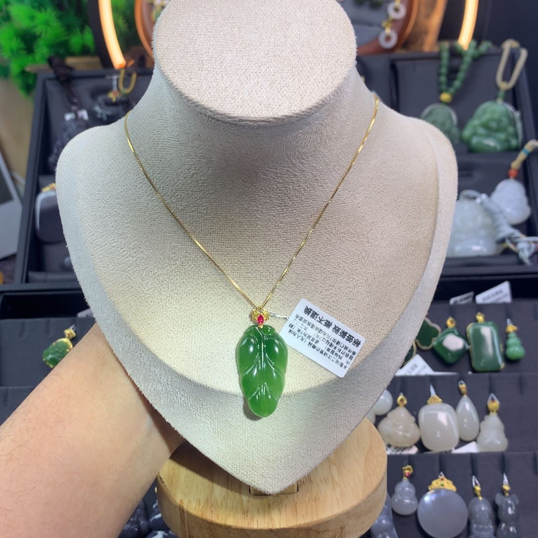 和田玉吊坠18K金镶嵌