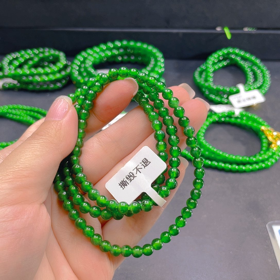 翡翠未镶嵌颈饰    