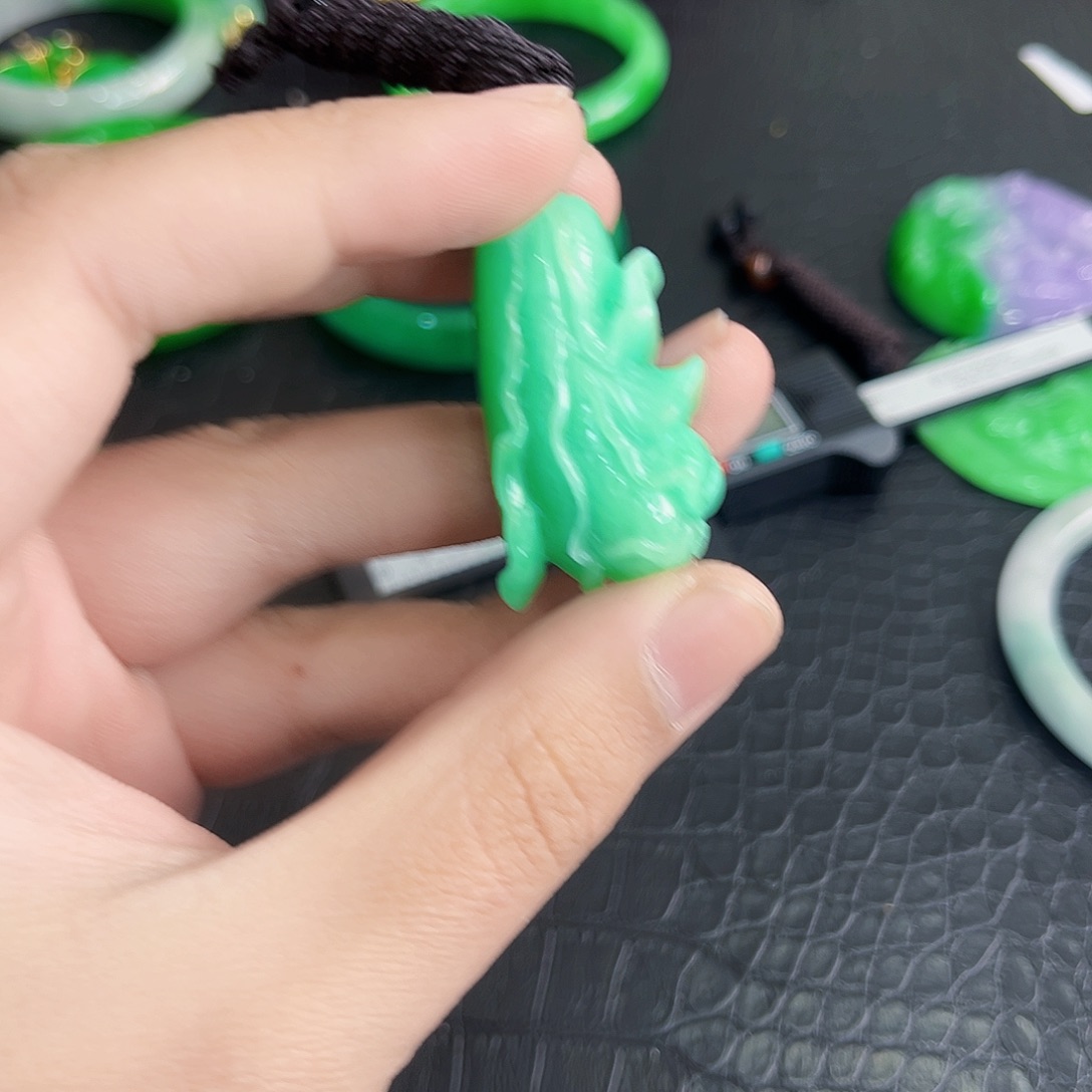 翡翠手镯未镶嵌多样性