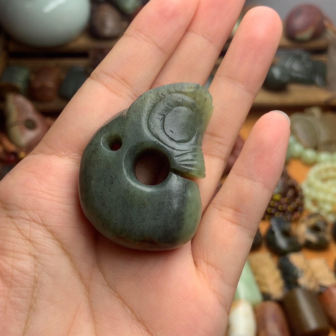 未镶嵌岫岩河磨玉（透闪石质玉）把件