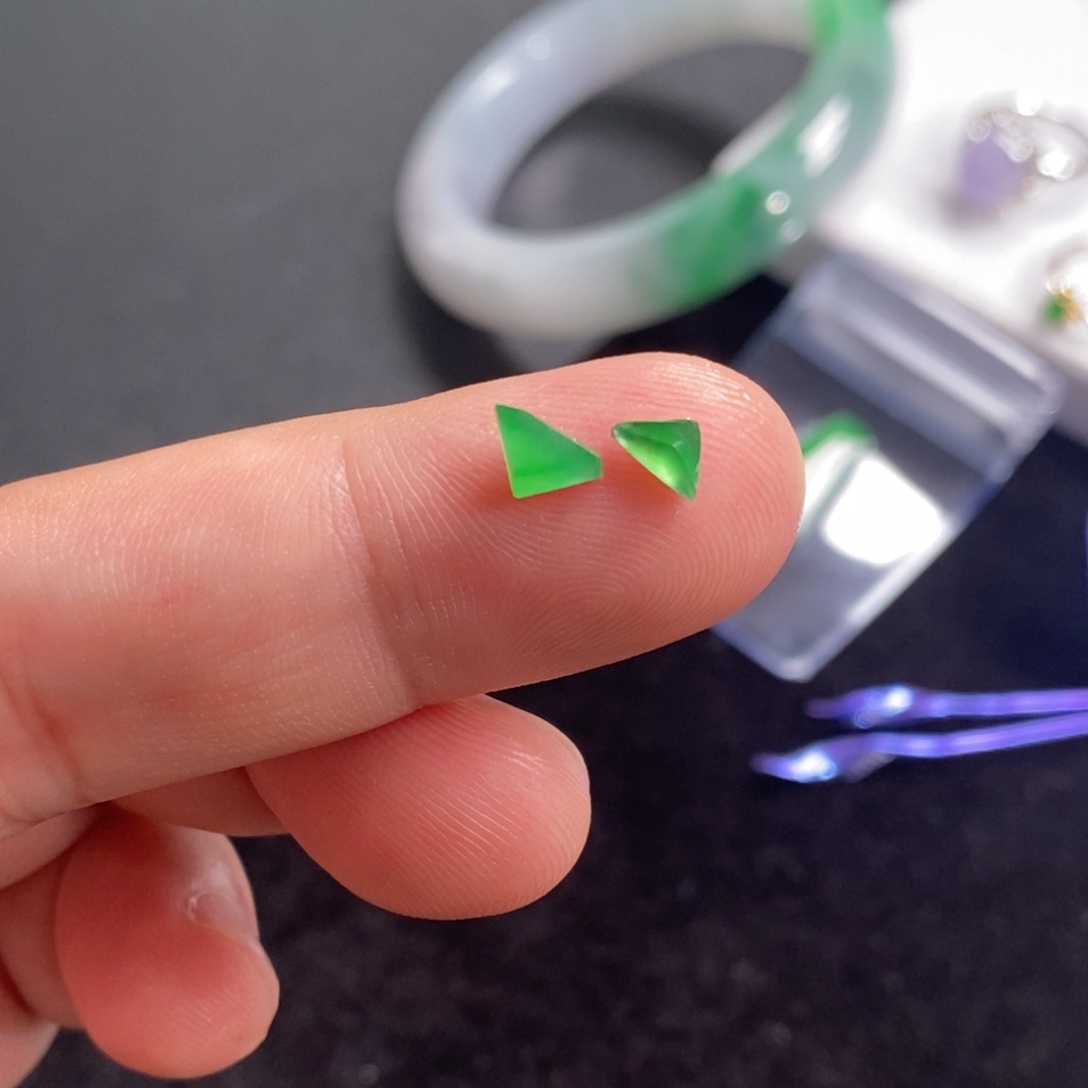 翡翠裸石甜阳绿切割面