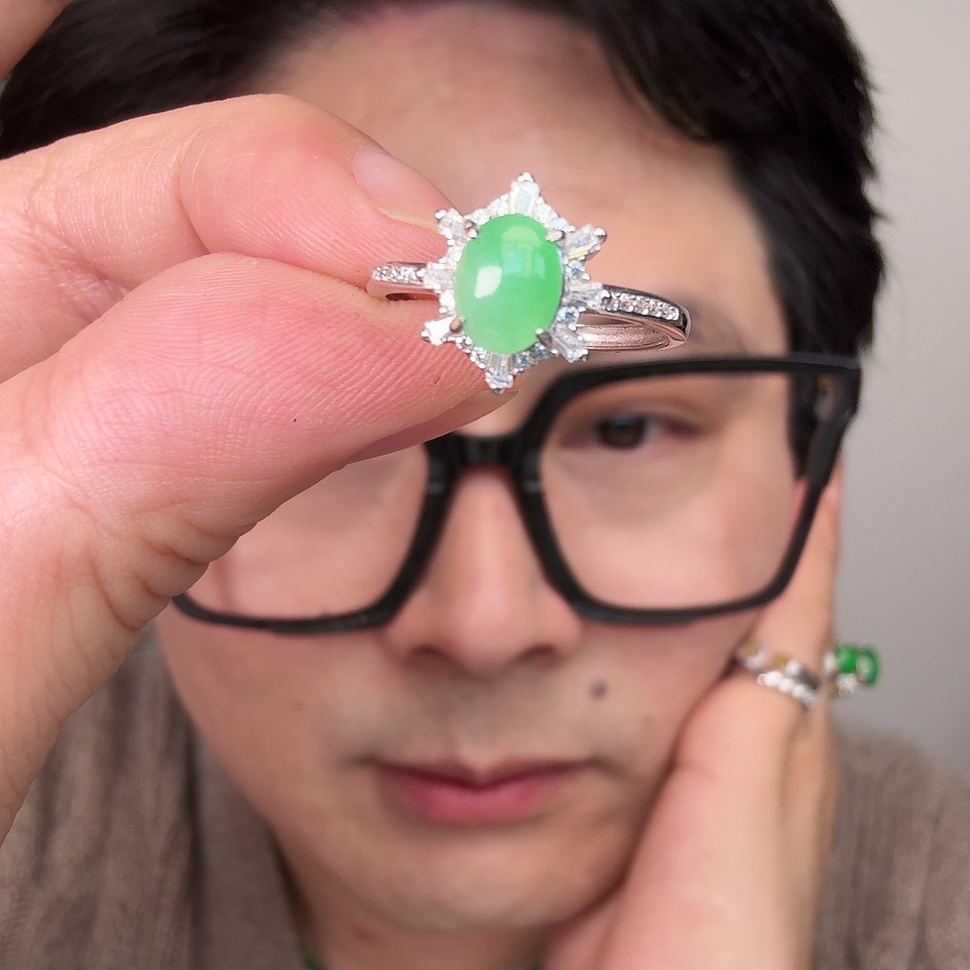 翡翠未镶嵌颈饰一件