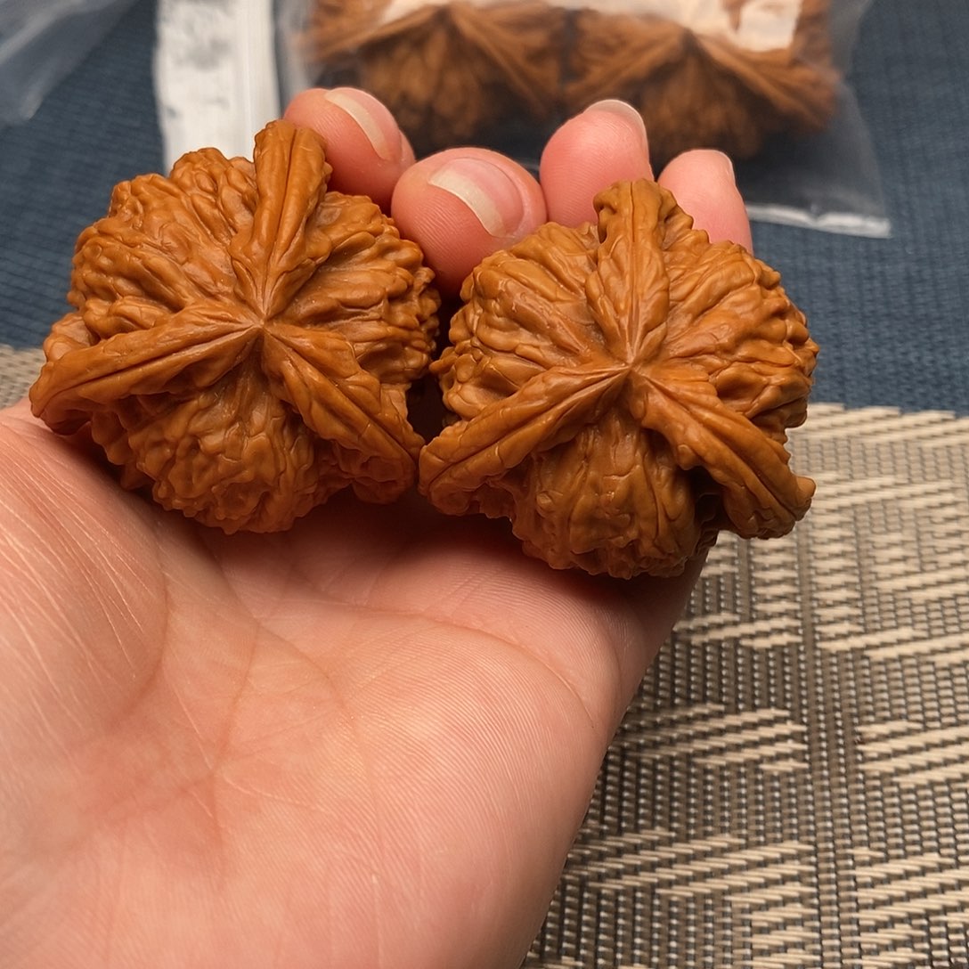 自***在文玩核桃吊坠三棱