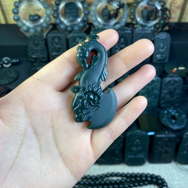 和田玉青玉府上有龙男女款精雕玉石挂件