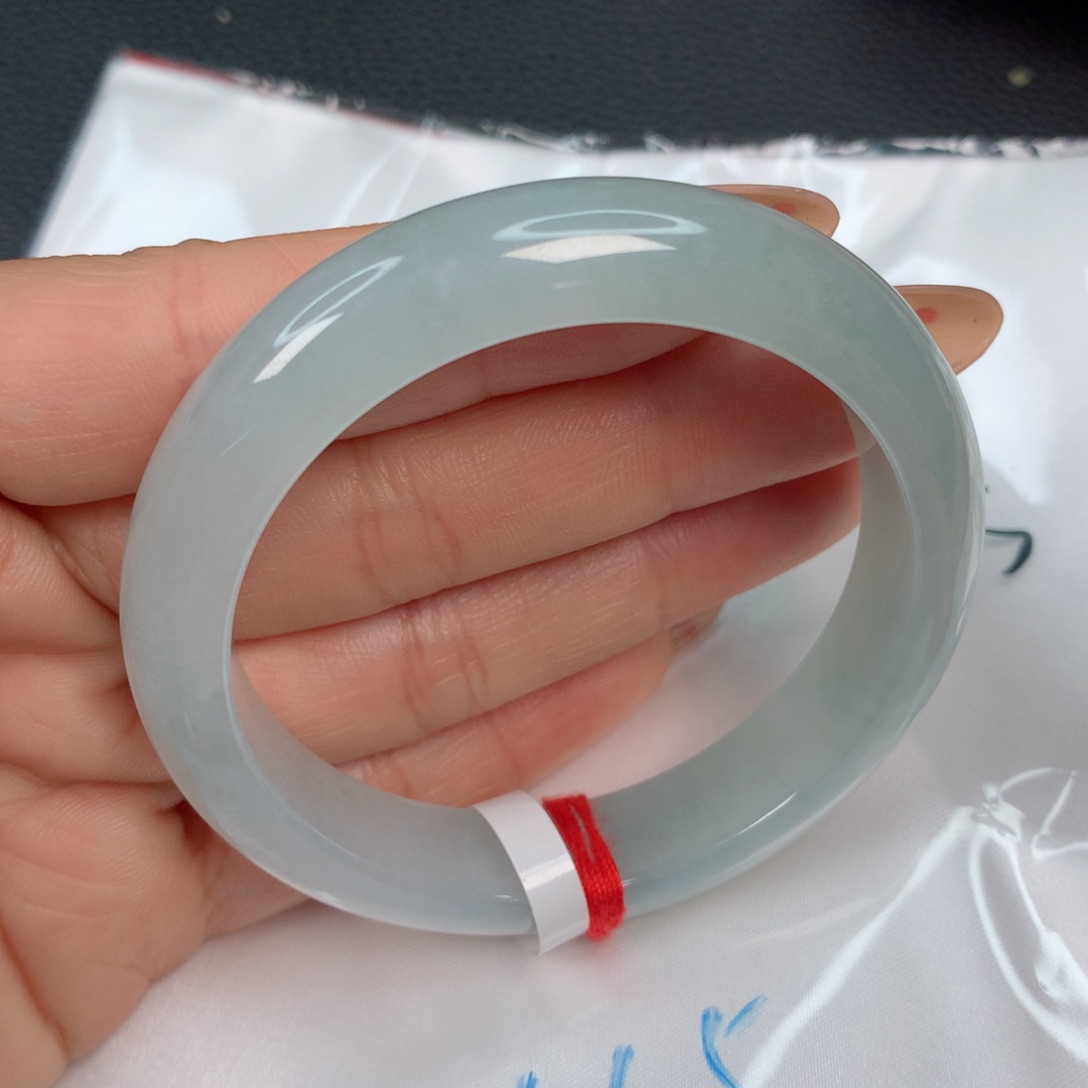 翡翠手镯未镶嵌……………