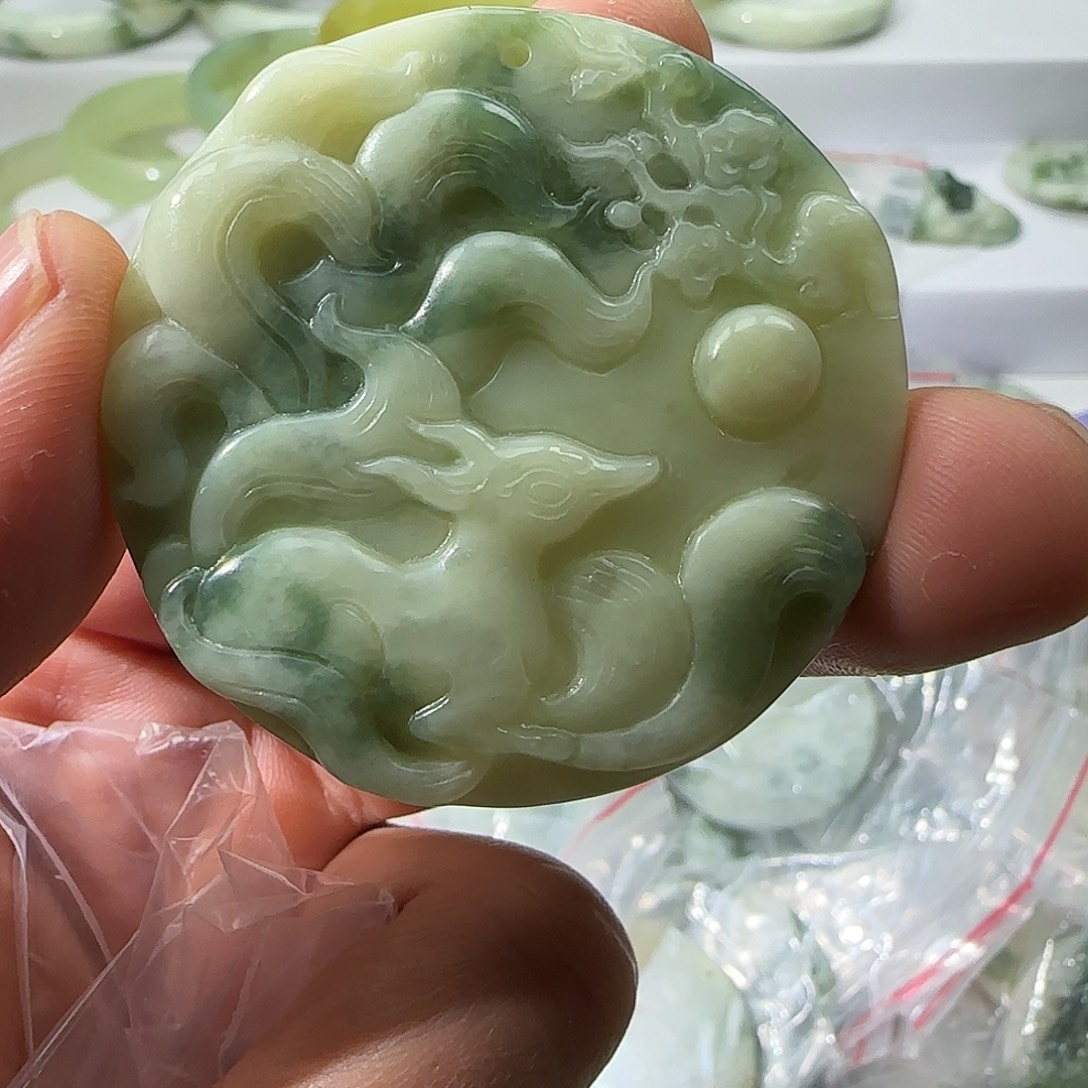 透闪石-蛇纹石玉未镶嵌颈饰